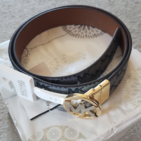 Michael kors ladies reversible belt (Medium size)